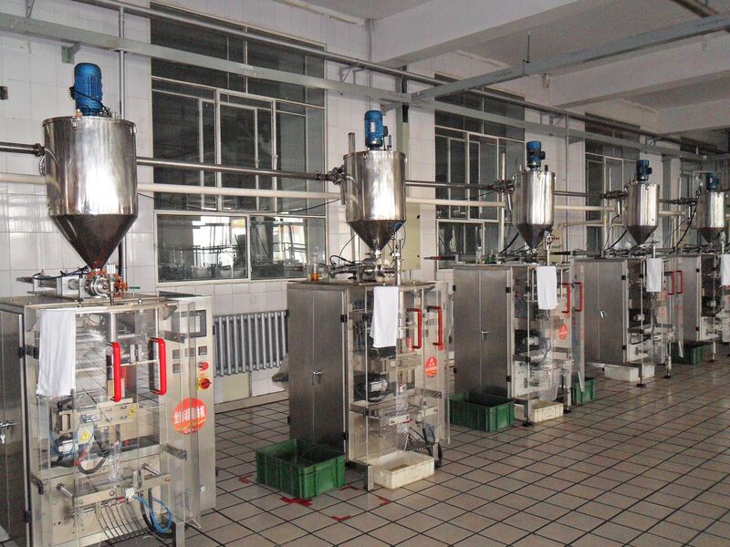 <b>火鍋底料流水線包裝現(xiàn)場</b>